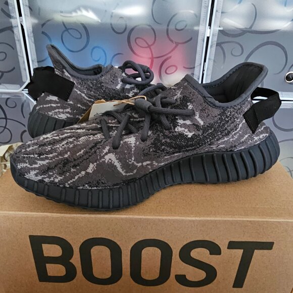 Yeezy Boost 350 V2 "Dark Salt" Size 8m - Picture 2 of 2